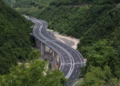 Nesër kufizohet qarkullimi i kamionëve mbi 20 tonë në autostradë