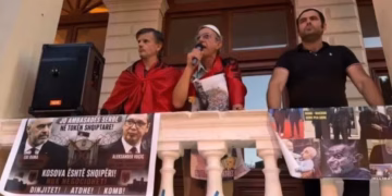 Debati për hapjen e konsullatës serbe në Shkodër, banorët në protestë: I kemi të freskëta plagët