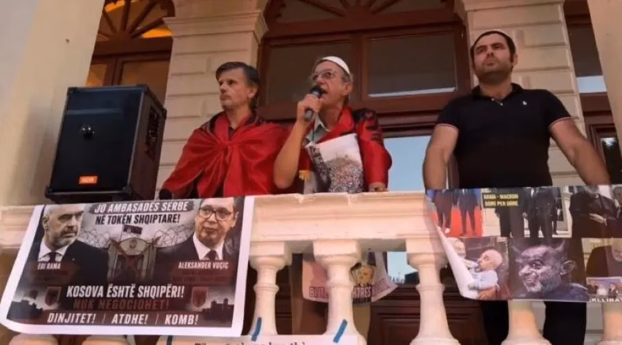 Debati për hapjen e konsullatës serbe në Shkodër, banorët në protestë: I kemi të freskëta plagët