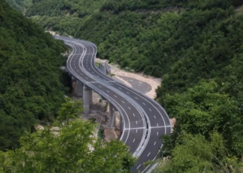 Automjetet me mbi 20 tonë të hënën ndalohen në autostrada për disa orë