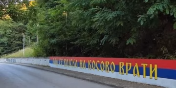 Deklaratat skandaloze të Vuçiqit për Ibrin, vjen grafiti kërcënues nga Serbia: Kur ushtria të kthehet në Kosovë