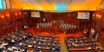 Betohen deputetët, seanca ndërpritet pas kërkesës së Kurtit – krejt çka ndodhi sot në Kuvend