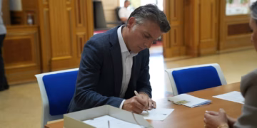 “Injorancë totale”, deputeti i VV-së reagon ndaj Haradinajt pasi bëri propozimin për Thaçin president