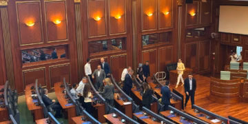 Mblidhen në Kuvend deputetët e PDK-së dhe Aleancës, kërkojnë vazhdimin e seancës konstituive