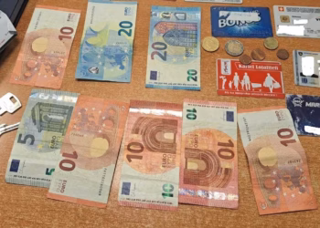 Nxënësja në Prizren e dorëzon në Polici kuletën e gjetur me para e dokumente