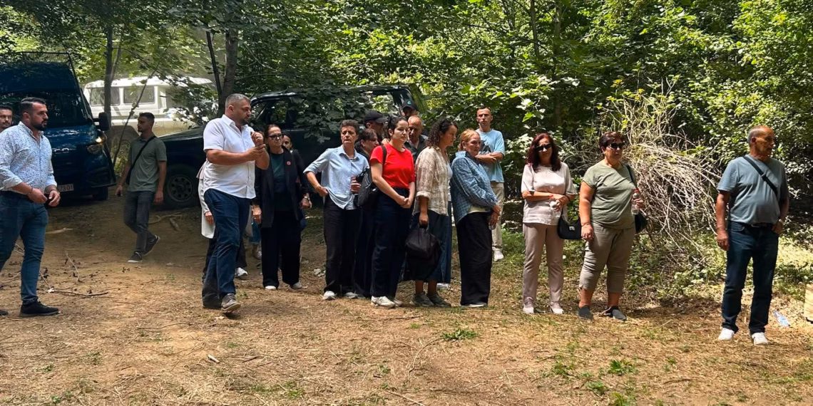 Familjarët e personave të zhdukur vizitojnë lokacionin e varrit masiv në Zubin Potok