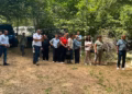 Familjarët e personave të zhdukur vizitojnë lokacionin e varrit masiv në Zubin Potok