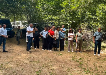 Familjarët e personave të zhdukur vizitojnë lokacionin e varrit masiv në Zubin Potok