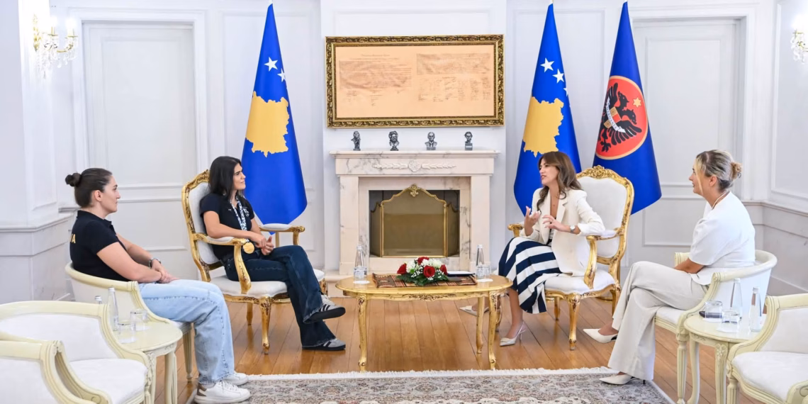 Albulena Haxhiu e dekoron me Medaljen Presidenciale të Meritave boksieren Donjeta Sadiku
