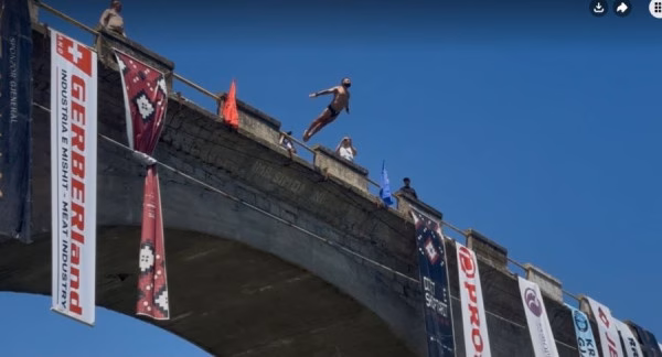Kërcimet nga “Ura e Fshajt” në Gjakovë, traditë 78 vjeçare përherë me adrenalinë të lartë