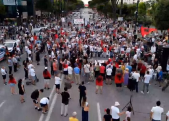 ​Protesta në Tiranë në ditën e 71-të, qytetarët tubohen para Kryeministrisë