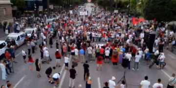 ​Protesta në Tiranë në ditën e 71-të, qytetarët tubohen para Kryeministrisë