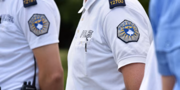Tre persona lëndohen në Fushë Kosovë, i dyshuari shtiu edhe me armë