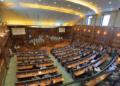 AAK-ja i bashkohet PDK-së, deputetët do të qëndrojnë në sallën plenare