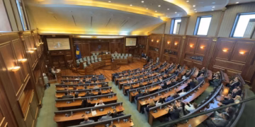 ​AAK-ja i bashkohet PDK-së, deputetët do të qëndrojnë në sallën plenare
