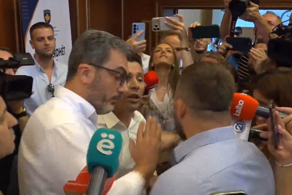 Sërish tensionohet situata në kuvend, Lushtaku e shtyn fizikisht Rrustemin e VV-së