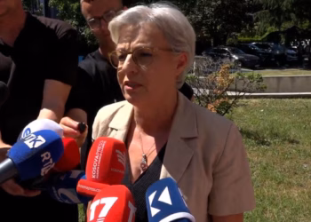 ​Gërvalla për hedhjen me ujë në Kuvend: Për fat të mirë ishte nxehtë, s’u bë dëm i madh