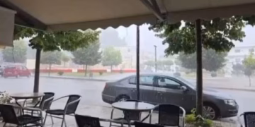 ​Moti i keq përfshin jugun e Shqipërisë, reshje të dendura dhe breshër në Sarandë dhe Delvinë