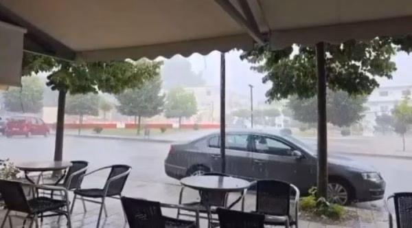 Moti i keq përfshin jugun e Shqipërisë, reshje të dendura dhe breshër në Sarandë dhe Delvinë