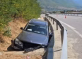 Aksident në Rrugën e Kombit, automjeti përfundon në kanal, shoferi dërgohet me urgjencë në spital