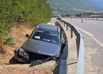 Aksident në Rrugën e Kombit, automjeti përfundon në kanal, shoferi dërgohet me urgjencë në spital