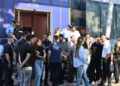 “Albin Kurti ndaleni bllokadën”, PDK-ja vazhdon protestën para Qeverisë