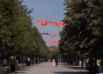 ​Prishtina stoliset me flamuj të UÇK-së, nënkryetarja Musmurati: Kosova po pret kthimin e çlirimtarëve