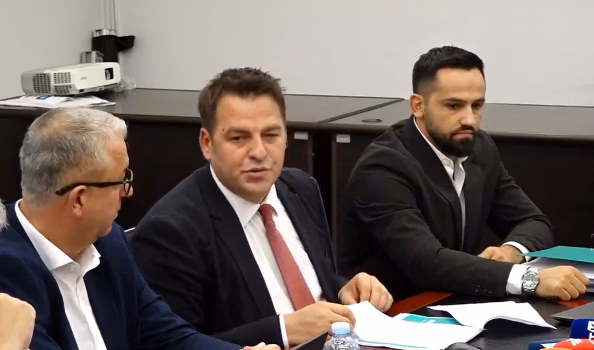 Muja thotë se qumështorja “Vita” furnizohet me ujë për ujitje, akuzon edhe kompaninë “Drini i Bardhë”