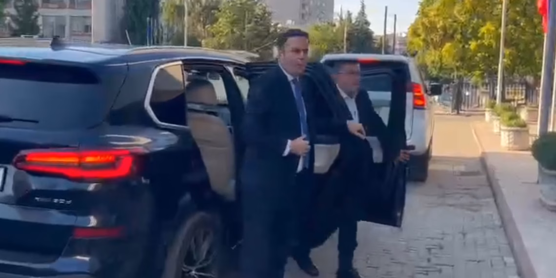 Abdixhiku mbërrin në Kuvend për takimin me Kurtin, priten deklarime pas përfundimit