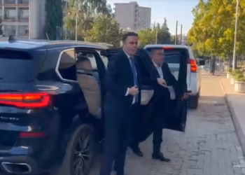 Abdixhiku mbërrin në Kuvend për takimin me Kurtin, priten deklarime pas përfundimit