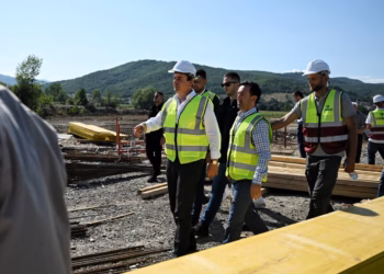 Kurti viziton punimet për urën e re mbi Ibër në Mitrovicë: Do të rrisë sigurinë dhe lidhjen mes zonave