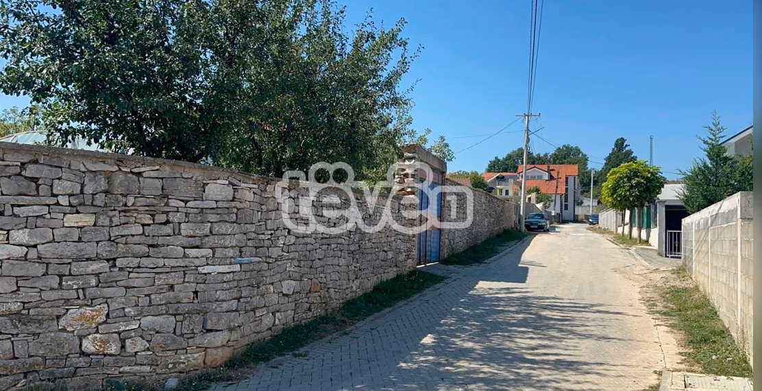 Pamje nga shtëpia ku ndodhi tragjedia në Kërvasari të Malishevës e ku dyshohet se një grua shtatzënë u vra nga burri i saj