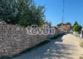 Mbyllen dyert e shtëpisë, pamje nga shtëpia ku ndodhi tragjedia në Kërvasari të Malishevës e ku dyshohet se një grua shtatzënë u vra nga burri i saj