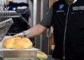 Kontrolle në furrat e Kosovës, AMK dhe IQMT verifikojnë peshën e bukës dhe peshoret