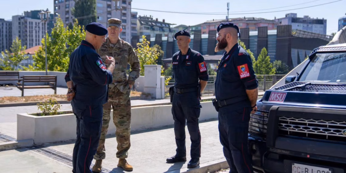 Shefi i Shtabit të KFOR-it viziton Mitrovicën: Prani e dukshme dhe forca të gatshme për reagim në veri