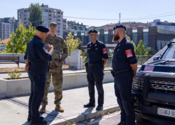 Shefi i Shtabit të KFOR-it viziton Mitrovicën: Prani e dukshme dhe forca të gatshme për reagim në veri