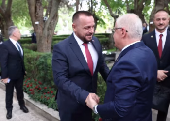 Maqedonci takon ministrin turk të Mbrojtjes, uron pesë oficerët kosovarë të diplomuar në Turqi