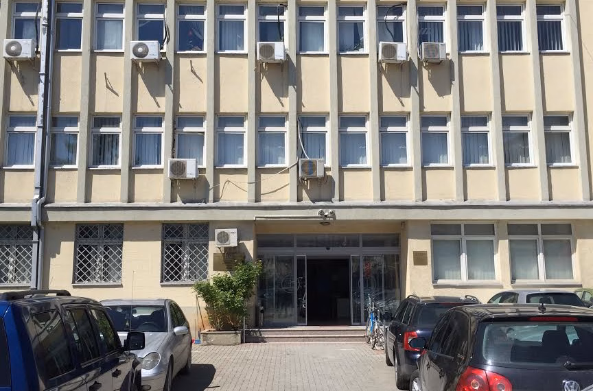 Arrest shtëpiak për dy të dyshuar në Prizren, përvetësuan 2 mijë e 282 euro nga pacientët