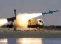 Huthët sulmojnë me raketa balistike një tanker saudit të naftës në Detin e Kuq