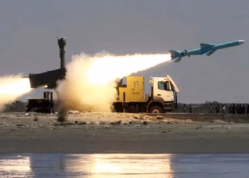 Huthët sulmojnë me raketa balistike një tanker saudit të naftës në Detin e Kuq