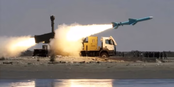 Huthët sulmojnë me raketa balistike një tanker saudit të naftës në Detin e Kuq