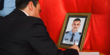 Kurti: Altin Kryeziu do të kujtohet si zyrtar shembullor që shërbeu me profesionalizëm