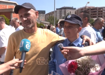 “Emocione pasi kam qenë para 30 viteve gardian” – babai emocionohet në ditën e diplomimit të djalit
