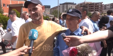 “Emocione pasi kam qenë para 30 viteve gardian” – babai emocionohet në ditën e diplomimit të djalit
