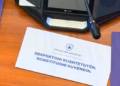 Deputetët e PDK-së i bëjnë thirrje LVV-së, çka shkruhet në letrat që PDK-ja i la në tavolinat e deputetëve të LVV-së?