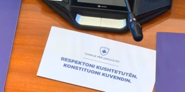 Thirrja me letra, çka shkruhet në letrat që PDK-ja i la në tavolinat e deputetëve të LVV-së?