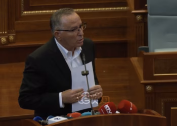 Opozitarët mbajnë seancë: Albin Kurti po e mban peng shtetin