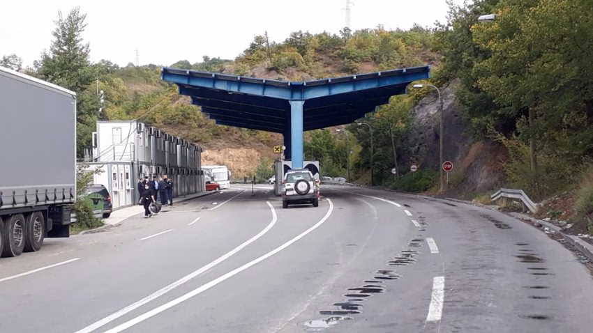 Policia e Kosovës arreston serbin në Bërnjak, i janë gjetur dy sprej, shufër metalike dhe imitim i armës plastike