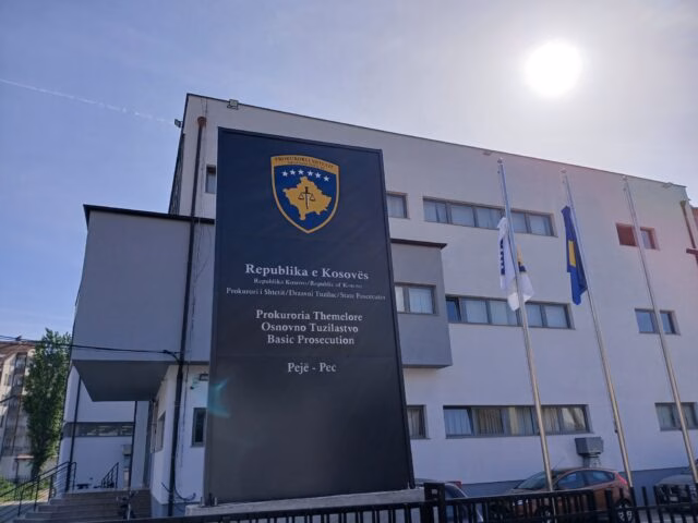 Ngritet aktakuzë ndaj dy personave në Pejë për mashtrim në vlerë prej 134 mijë e 761 euro