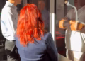 Deputetët e PDK afrohen te hyrja ndërtesës së Qeverisë, e pyesin sigurimin nëse ka ardhur Kurti